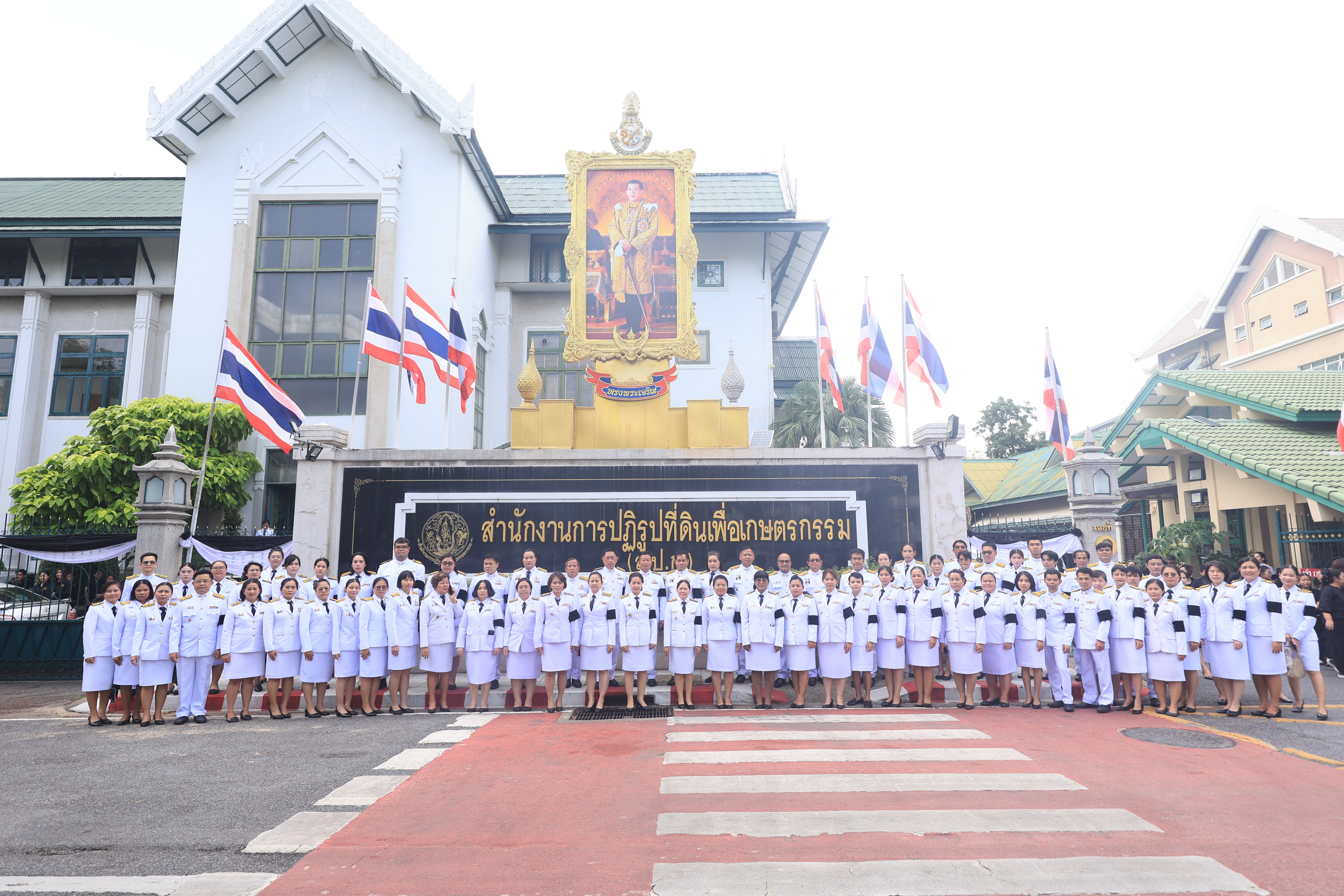 title - ส.ป.ก. ร่วมเข้าเฝ้าฯ และน้อมส่งเสด็จในการเคลื่อนขบวนอัญเชิญพระศพ สมเด็จพระเจ้าลูกเธอเจ้าฟ้าพัชรกิติยาภา นเรนทิราเทพยวดี กรมหลวงราชสาริณีสิริพัชร มหาวัชรราชธิดา สู่พระบรมมหาราชวัง